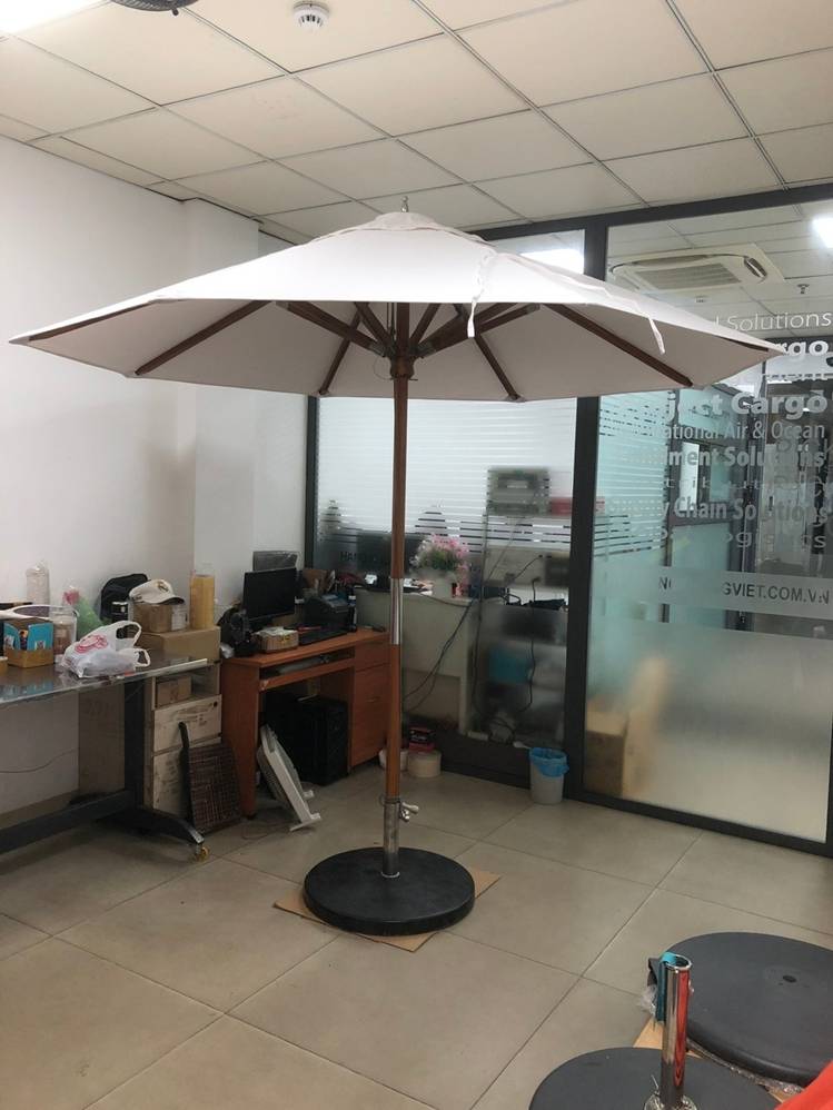 A white umbrella in a room

AI-generated content may be incorrect.
