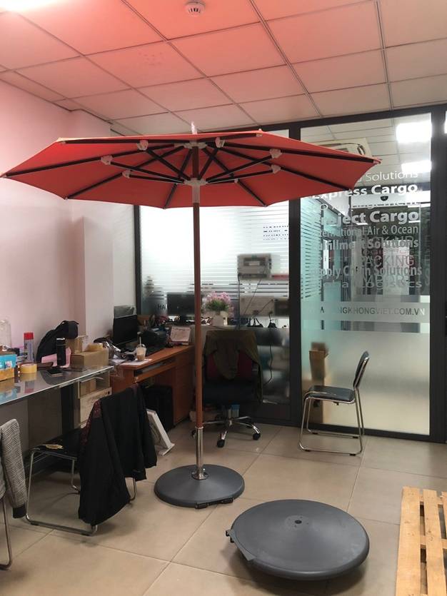 A red umbrella in a room

AI-generated content may be incorrect.